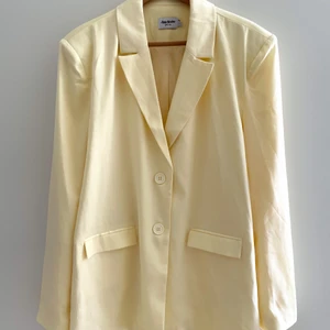 NAKD oversized kavaj 36  - Ny supersnygg oversized blazer i pastellgul, tunt fodrat i sidenliknande material. Endast fotat i den, annars helt osnvänd. Rymlig i storleken, funkar även för storlek 38. 