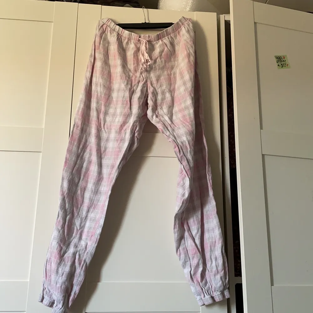 Rosa vita pyjamas byxor! Som är i storlek L dem är jätte stora för mig haha. Farkut & Housut.