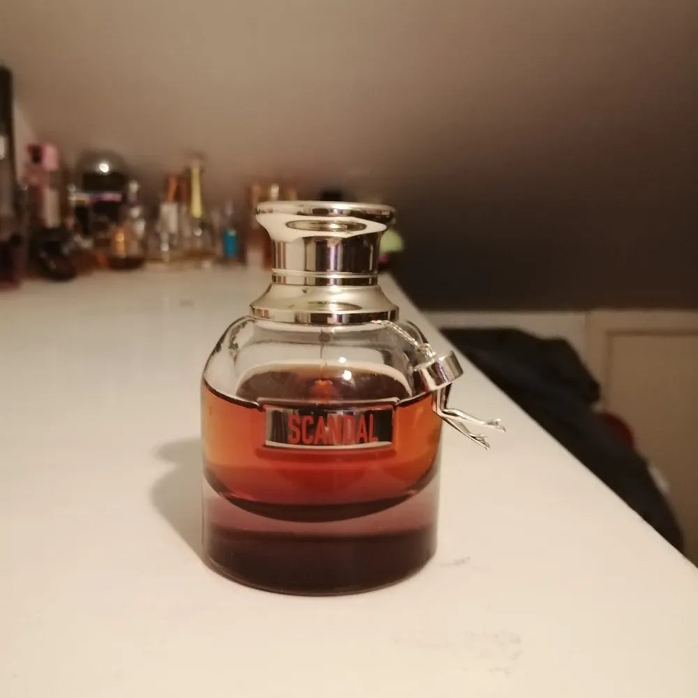 Har dessvärre tröttnat på min Scandal by night från Gaultier. 30 ml edp från början, använd enligt bilder. Säljes för 250 kr plus 45 kr frakt i postens påse 🌸. Övrigt.