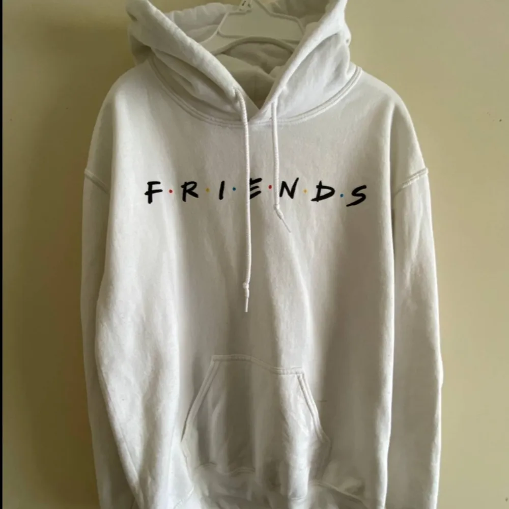 En overzied Friends hoodie i bra skick. Orginal priset var 250 kr och jag säljer den för 100 kr och jag står för frakten. Tröjor & Koftor.