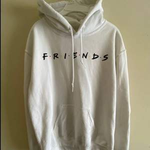En overzied Friends hoodie i bra skick. Orginal priset var 250 kr och jag säljer den för 100 kr och jag står för frakten