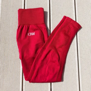 Röda ICIW tränings tights - Röda tränings tights från ICIW. Nyskick då dom endast är testade. Dom är i storlek M men skulle säga att dom är mer som en XS. NYPRIS: 699kr. Köparen står för frakten <3