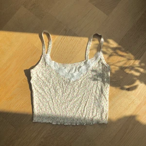 Linne - Blommigt linne med spets i storlek S