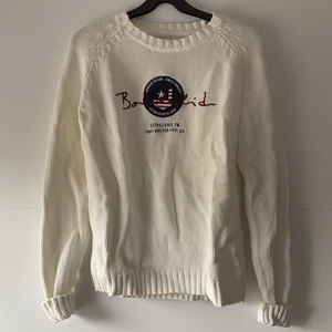 Stickad tröja från Bondelid - Vit stickad tröja från Bondelid. Kan mötas upp i Göteborg/Nyköping alternativt skicka om kund står för frakt 🌼