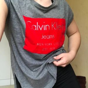 Calvin Klein t-shirt  - T-shirt från Calvin Klein i storlek xs (men lite stor i storleken skulle jag säga). Tröjan har slitsar på båda sidor längst ner (se sista bild). Hör av de vid frågor och pris kan alltid diskuteras💕