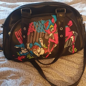 Alt väska  - Säljer en väska från alt affären shock 💕 väskan har använts ett fåtal gånger och kommer från märket cupcake cult, den köptes för 600. Frakt kan diskuteras om köparen står för den.