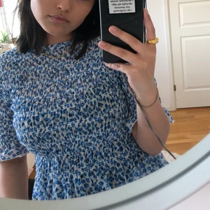 Blommig Blus - Fin blus från Gina Tricot, använd 1 gång✨💚🥰🕺🏻