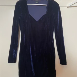 Klänning, Gina Tricot, Strl: S - Klänning från Gina i sammetsliknande tyg. Perfekt nyårsklänning i nyskick. Endast använd 1 gång.