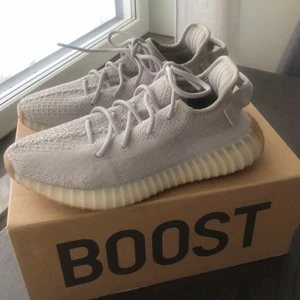 Yeezys sesame 350 - Ett par riktigt feta yeezys, använda 3 gånger så i princip nyskick. Fick i present så inget kvitto, men alla taggar samt box mm som man fick med när man köpte finns kvar! Rimliga bud endast💕 skriv om för fler frågor eller bilder. Lite lite liten i storleken