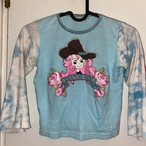 Baby tee! - Söt baby blue mag tröja med glittrig text på. Passar från XXS till S 🦋 frakt tillkommer 💕 