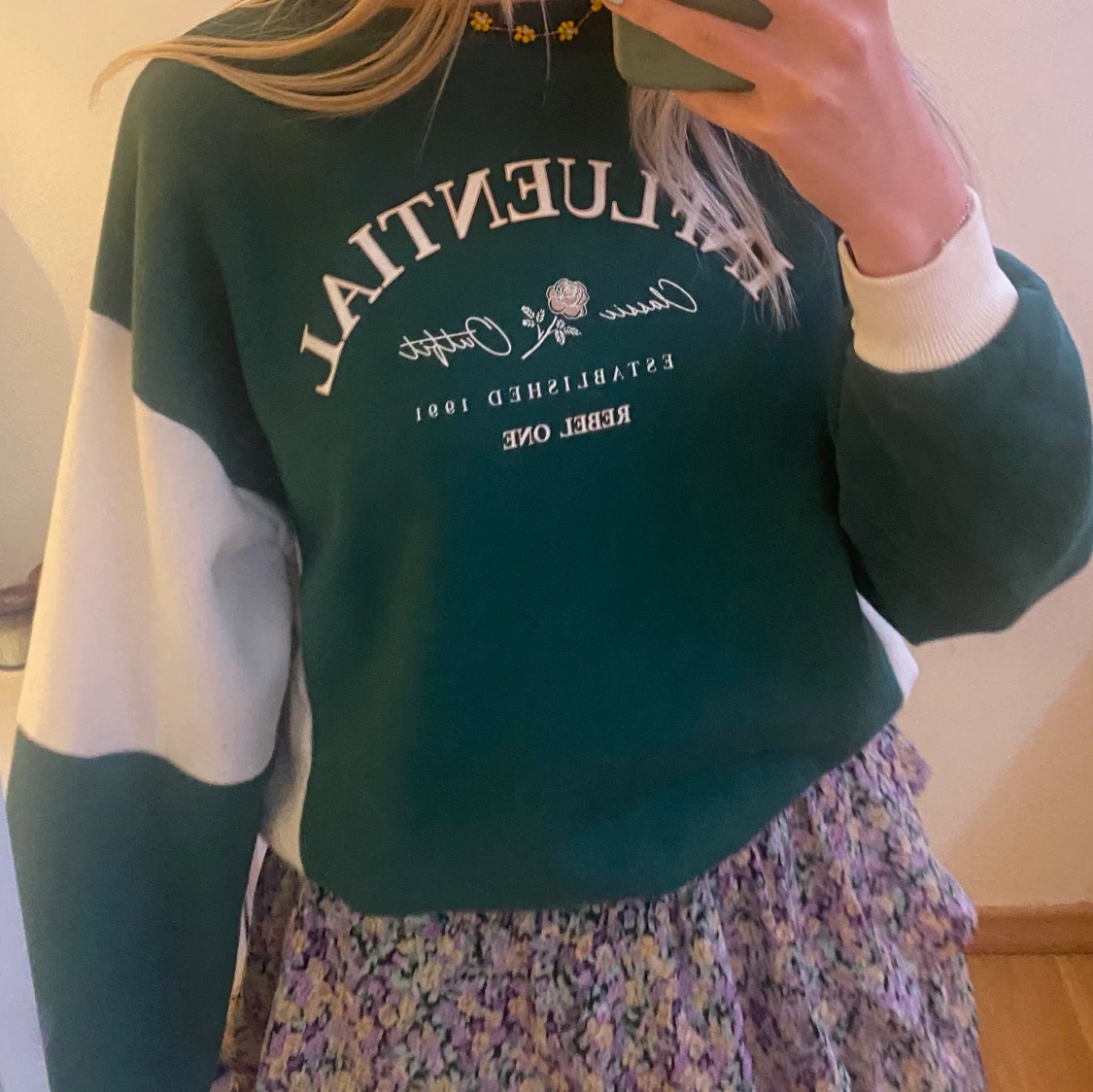 Grön /vit  sweatshirt från pullnbear  - 90