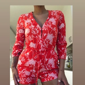 Somrig jumpsuit - Denna sommarflörtiga jumpsuit letar efter en ny partner!