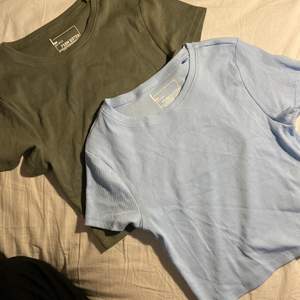 En grön och en ljusblå t-shirt, superfina nu till sommaren, lite i den kortare modellen🤍 står att det är L men skulle säga att det är en S🤍