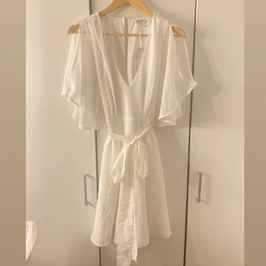 STUDENT KLÄNNING - Jätte fin klänning som jag beställde för studenten men använde aldrig och glömde skicka tillbaks (pris lappen är fortfarande på) 