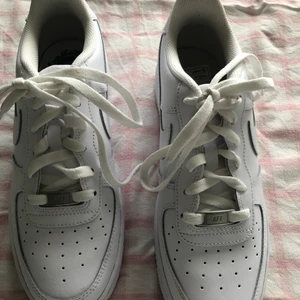 Sprillans nya Nike air force 1 strl 39! - Helt nya air force 1 i storlek 39, säljer för de var förstora. Slutsålda på Nikes hemsida! Köp för ett bra pris av mig och slipp den långa frakten. Perfekta till sommaren 😍