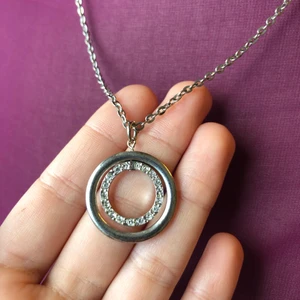 Runt halsband - Storrensar mina smycken, kolla in i profilen och hitta sjukt snygga & trendiga smycken, ALLT läggs ut för 30kr så fyndaaa! 