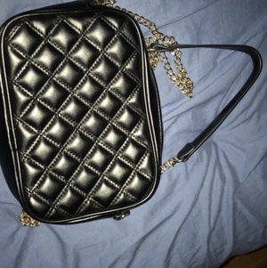 Handväska - Skitsnygg hanväska, passar perfekt till alla kläder! 😍