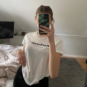 T-shirt - Säljer denna fina t-shirt🤍🤍 skriv vid fler frågor!
