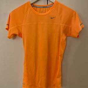 Nike t-shirt  - Nike t-shirt. Endast använd några gånger. Storlek: SMALL