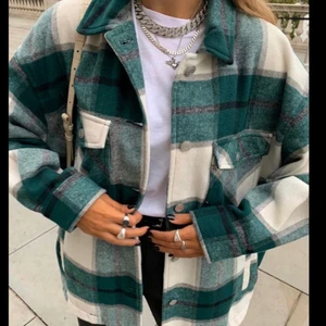 Jacka  - Super snygg skjortjacka från byanastasia oversized, inte längre till användning köpt för 800 säljer för 500💕 kom privat för fler bilder osv, inga fel på jackan btw och passar alla beroende på hur du helst vill att dina plagg på dig själv, vill du ha en oversized passar den xs,s,m ni förstår passar även L💕