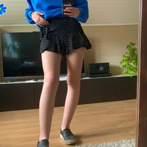 Prickig kjol Zara - Säljer nu min älskade kjol från Zara. Den har inbyggda shorts så man behöver ej tänka på att den blir för kort. Storlek xs. Köparen står för frakten🥰 buda i kommentarerna vid fler intresserade 