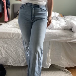 Monki jeans - Mina favoritjeans från monki, så fin färg! Sitter som en smäck och är så fina våriga och somriga jeans. Har verkligen ingenting att klaga på gällande dessa jeans så ska nog köpa fler i samma modell 👍🏼 Möts gärna upp, men kan även frakta! 