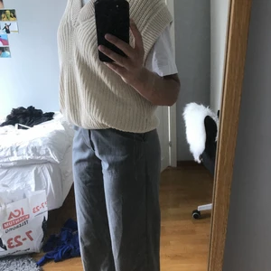 Väst - Säljer denna snygga stickade västen från Gina Tricot! Använd fåtal gånger så super bra skick! 