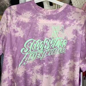 T-shirt tiediy - Säljer denna coola tishan från h&m i strl S - coolt å trendigt tryck. Som allt annat jag säljer är även denna i nyskick!!💕⚡️