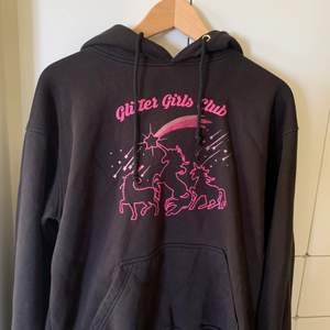 Säljer min jättefina glitter girls club hoodie, går inte och köpa längre då märket lagt ner!❤️ köpt från hemsidan i bra skick. Storlek s men stor i storleken❤️❤️❤️