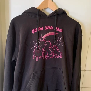 GLITTER GIRLS CLUB - Säljer min jättefina glitter girls club hoodie, går inte och köpa längre då märket lagt ner!❤️ köpt från hemsidan i bra skick. Storlek s men stor i storleken❤️❤️❤️