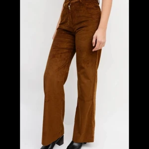 Bruna whyred Manchester byxor - Nypris 1400 kr, men säljer billigare. Använda men ändå bra skick! Sorry kan ta bättre bild, min spegel e lite smutsig.. uppsydda så dom passar mig som är 160.