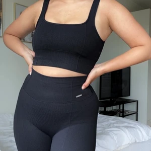 AIMN träningset - Svarta sport bh+tights från AIMN i storlek S. Mycket sparsamt använda. Jätte sköna! Frakt på 66 kr tillkommer 🖤