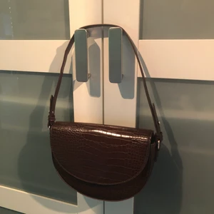 Brun Väska - Har ett fack inuti och bra skick!