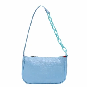 Blå axelväska  - Blå axelväska med kedjedetalj! 💙 Helt ny! Kika in mina andra annonser, 3 för 2 på alla väskor. Väskan kostar 99 kr, inklusive frakt! 