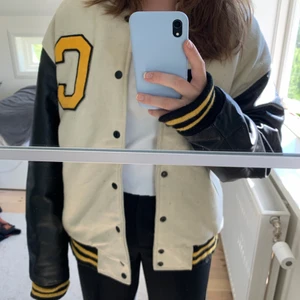 Vintage varsity jacka stl Xl - Säljer min älskade varsity jacka pga platsbrist. Jag har vanligtvis storlek S och påmint sitter den najs oversized. Passar allt från XS-XL beroende på hur man vill att den ska sitta. Köpt i vintagebutik i USA för 1200 kr. Superfint skick. Buda från 600kr. Tveka inte att höra av er om ni har några frågor. Rensar garderoben så har mycket ute nu! Kika in mina andra annonser, samfraktar gärna :)