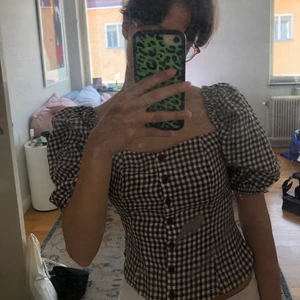 Rutig puffärmstopp i Linne  - Ultimata sommartoppen👼🏼 I 100% linne.