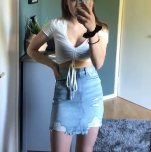 Ljusblå jeans denim kjol med hög midja och slitningar i fram.  - Säljer min fina jeanskjol med slitningar från hm i storlek 32/34. Köpt för 249 kr. Säljs för 85kr+frakt