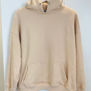 Beighe hoodie från Madlady - Fin beighe hoodie från madlady. Den har lite fläckar som ej går bort som jag försökte få med på sista bilden, därav lägre pris.