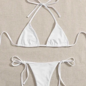 Vit shein bikini  - Vit shein bikini som är skit snygg och väldigt långa snören, tyvärr va den för lite för mig:( storlek XS (PS säljer massa annat till sommaren😍) 