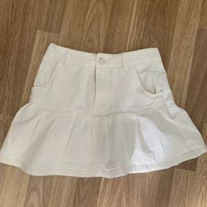 Jättefin jeans kjol - Säljer nu min jättefina kjol som jag användet ett fåtal gånger, tyvärr finns det fläckar på kjolen som den kom med men det syns knappast från långt håll eller om man har skärp. Man kan se dem långt upp vid knappen. Ganska kort på mig som är 166 men den sitter ändå fint💗 Priset är inte fast så kanske kan tänka mig att sänka