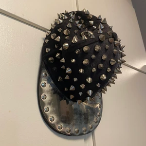 Spik keps - Fett frän keps, älskade den när jag var liten. Alla nitarna är kvar. Kommer inte ihåg vart den är köpt, antagligen från en marknad. Jäkla kvalité om man säger så iaf. Köp nu!