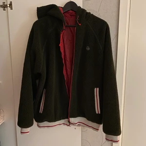 Varsity Jacket med huva - Bra skick lite varmare collage jacka. Den är anpassad för att kunna vända den ut och in så man kan välja vilken sida man vill ha (har en bild på den röda sidan) Jag på bilden är storlek xs/s och den sitter oversize på mig. Den är unisex. Luvan syns inte så mycket på bilderna men den är väldigt snygg på. Om man är intresserad av flera bilder är det bara att kontakta mig!😊 