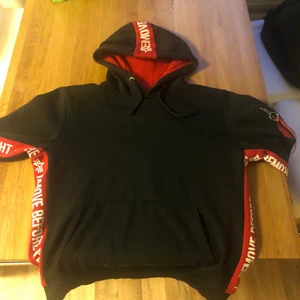 Alpha Industries Hoodie - Alpha Industries Hoodie i bra skick förutom metall ringen vid snörehålet är borta. Orginal pris 1000kr