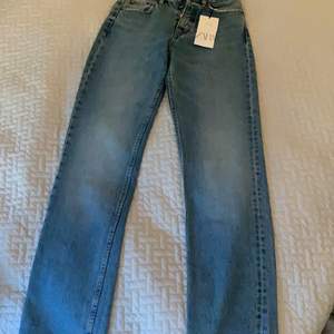 Här är ett par mid Rise straight jeans från zara i storlek 34 tyvär så var dessa för små för mig därför säljer ja dom.