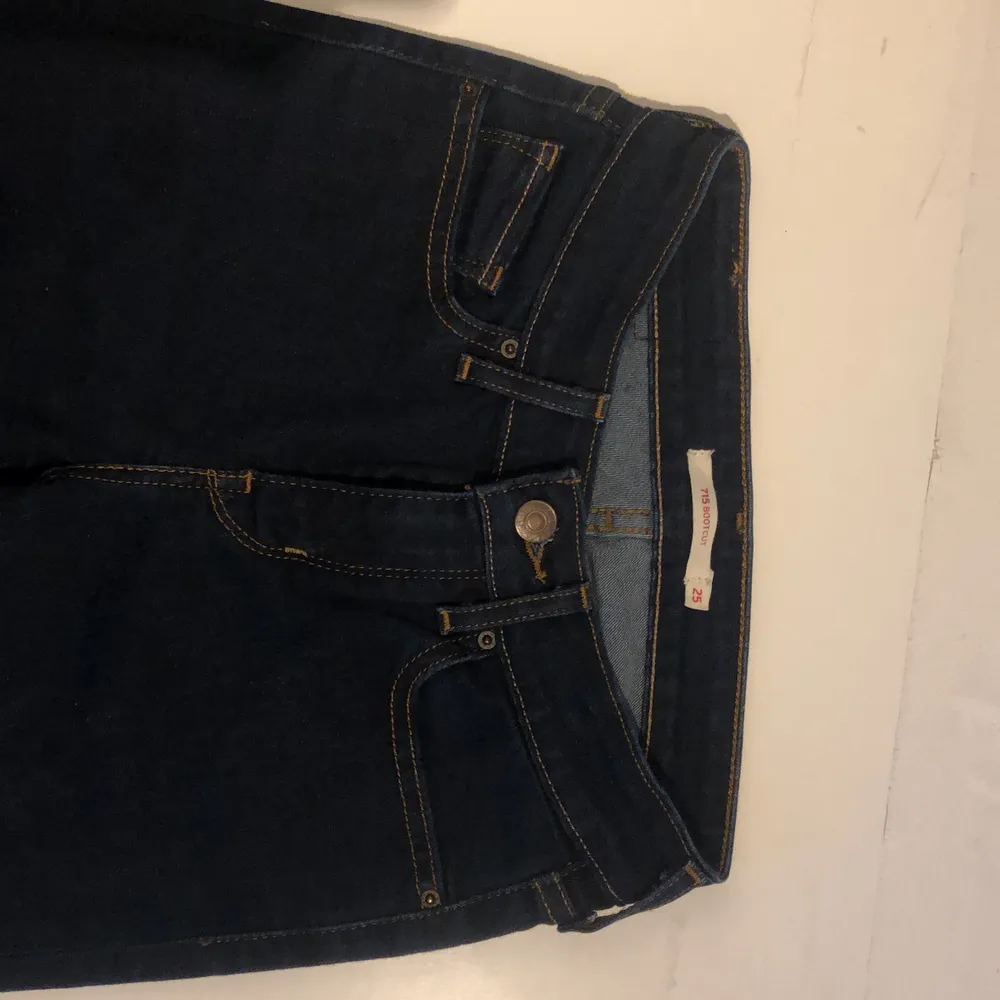 Ett par ursnygga Levis715 bootcut jeans i storlek W25 . De är midwaist skulle jag anta. Aldrig använda då de är för små för mig!!! Köparen står för frakten som är runt 65-70 kr❤️. Jeans & Byxor.