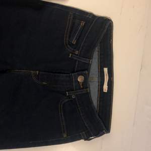 Ett par ursnygga Levis715 bootcut jeans i storlek W25 . De är midwaist skulle jag anta. Aldrig använda då de är för små för mig!!! Köparen står för frakten som är runt 65-70 kr❤️