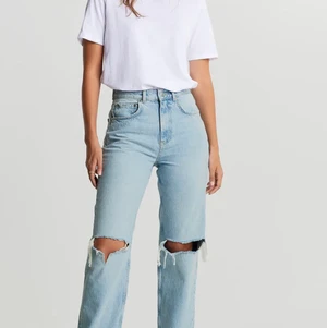 Ett par jätte snygga mom jeans från Gina tricot. Jag säljer dessa för dem sitter lite tajt i midjan. Storlek 34 - Sitter bra i benen. På mig är dem tajta i midjan.