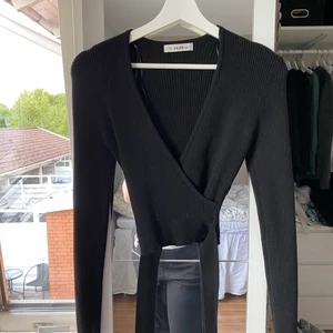 Ribbad omlot tröja  - Säljer min jättefina ribbade tröja som går omlott och med snören. Man kan snöra precis hur man vill och den är i onesize så passar alla! Använd 1 gång. Köparen står för frakt🥰