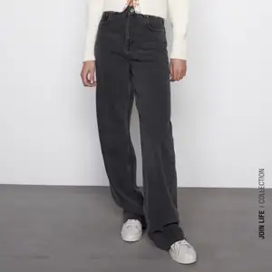 Zara jeans i modellen 90s full lenght high waist! De är långa på mig som är 176 men dom är också till för att man ska kunna klippa av dom om dom är för långa! Säljer för 200 + frakt. Strl 34