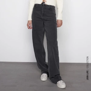 Jeans från zara i modellen 90s highwaist full lenght! - Zara jeans i modellen 90s full lenght high waist! De är långa på mig som är 176 men dom är också till för att man ska kunna klippa av dom om dom är för långa! Säljer för 200 + frakt. Strl 34